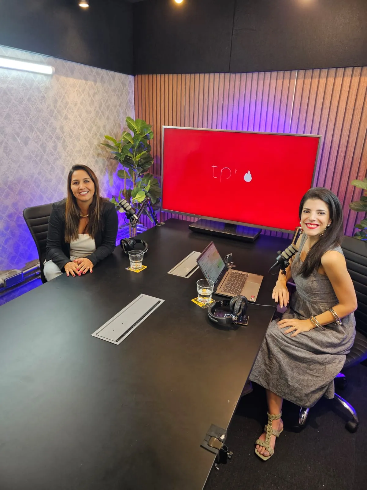 Duas mulheres em estúdio de gravação de podcast.