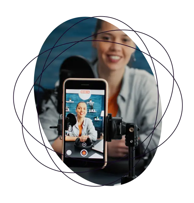 Pessoa gravando vídeo com celular em suporte