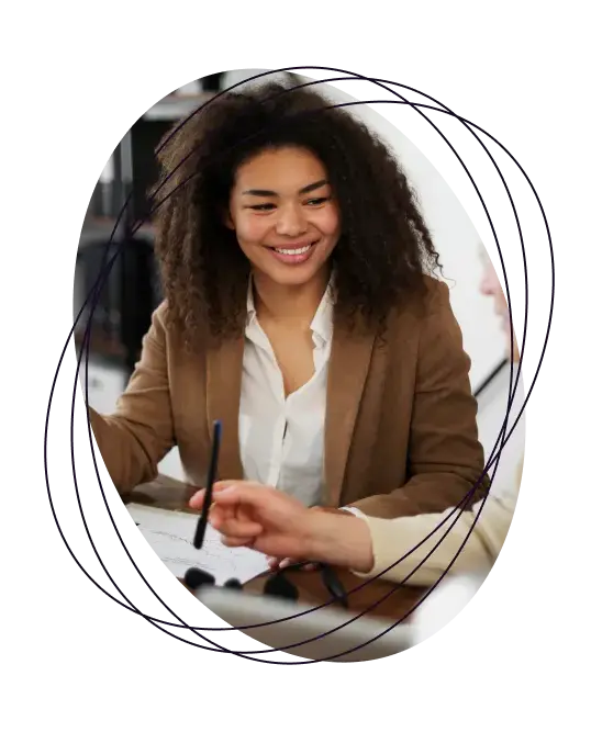 Pessoa sorrindo durante reunião de negócios.