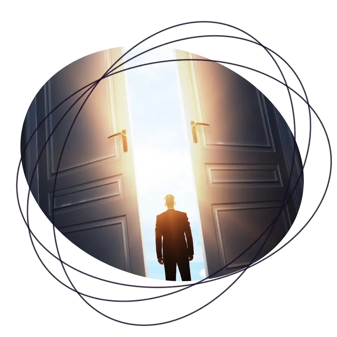 Homem abre portas grandes para luz brilhante